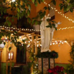 Patio decorado con luces y árbol de Navidad.