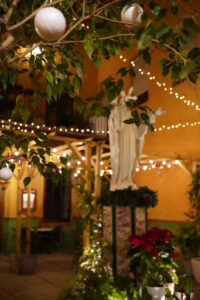 Patio decorado con luces y árbol de Navidad.